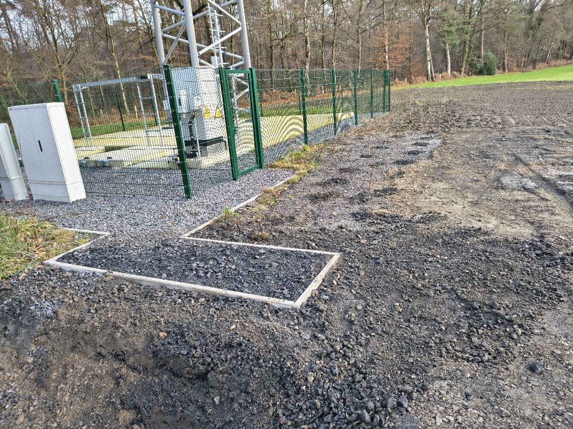 Zaunbau Ahaus – Zaun mit Kiesfläche und neuer Bepflanzung