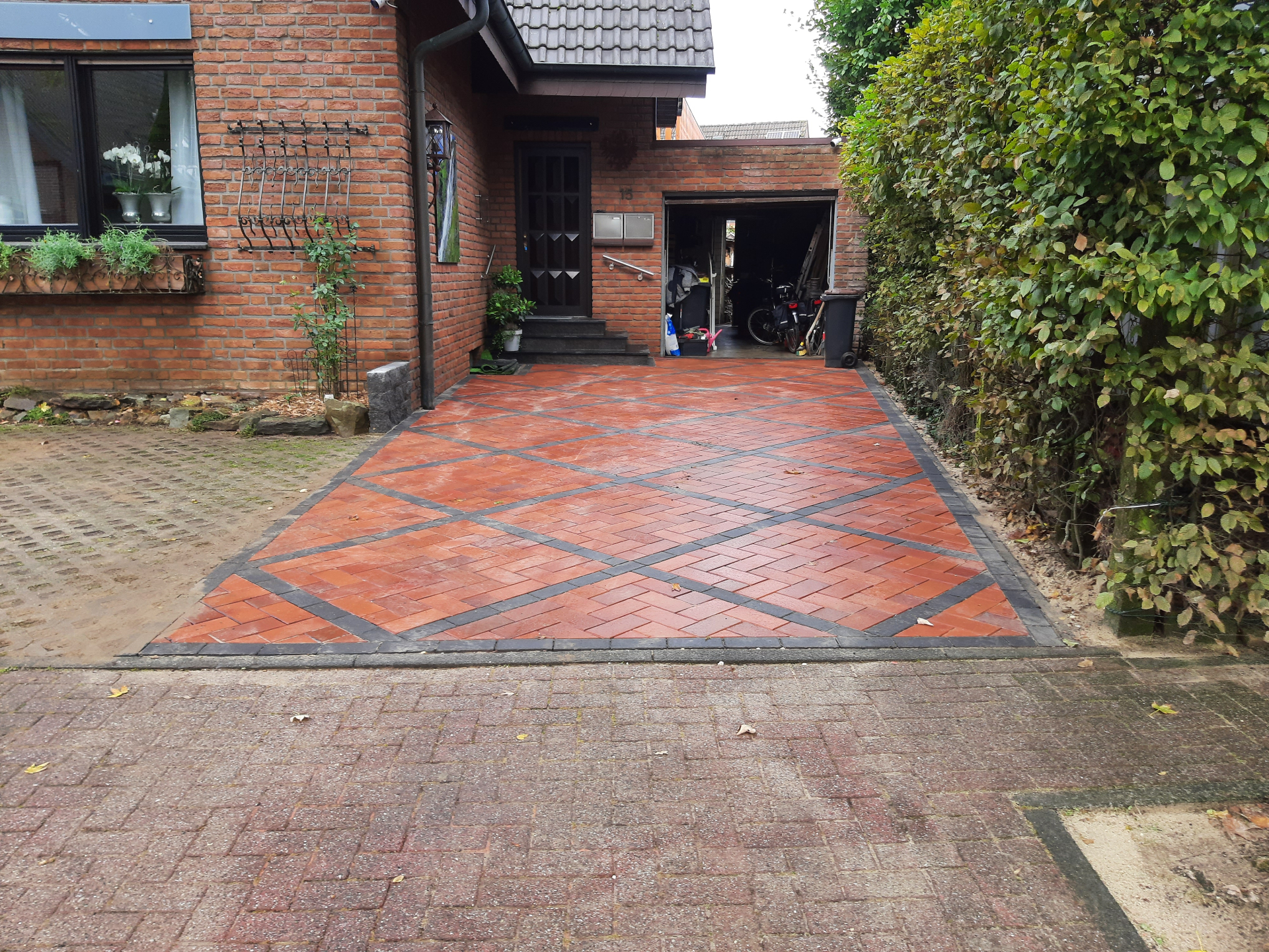 Fertig gepflasterte Einfahrt mit Betonpflaster