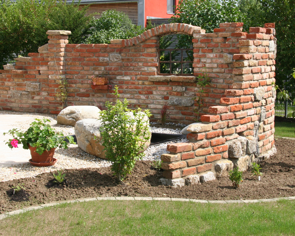 Gartengestaltung Ahaus – gemauerte Gartenmauer mit neuer Beetanlage